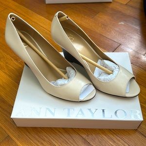 ANN TAYLOR HEELS - 7.5 NUDE